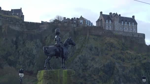 Edinburský hrad na Castlehillu ve Skotsku - Edinburgh, Skotsko - 10. ledna 2020 — Stock video