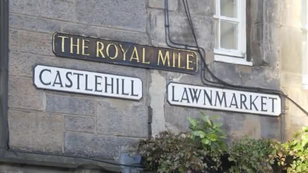 Street signs Castlehill - Lawnmarket - Royal Mile στο Εδιμβούργο - EDINBURGH, SCOTLAND - 10 Ιανουαρίου 2020 — Αρχείο Βίντεο