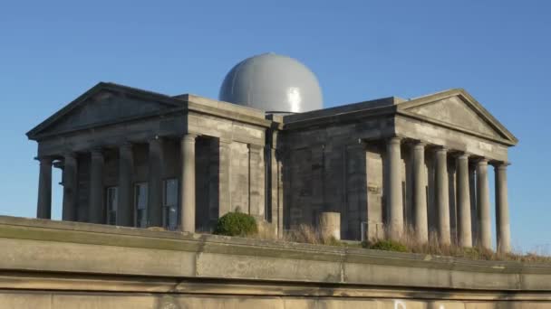Edinburská observatoř na Calton Hill - Edinburgh, Skotsko - 10. ledna 2020 — Stock video
