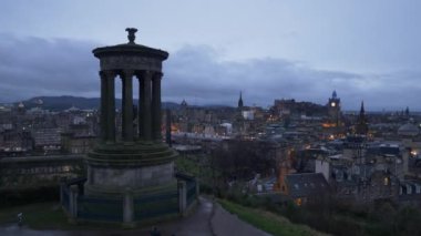 Akşamları Calton Hill 'den Edinburgh' a inanılmaz bir manzara geliyor.