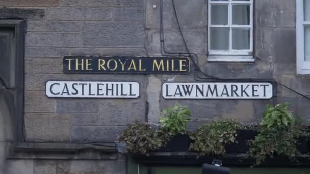 爱丁堡Castlehill街和Royal Mile街的标志 — 图库视频影像