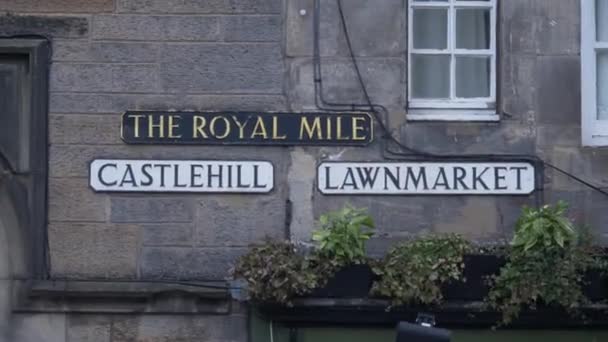 Уличные указатели Castlehill and Royal Mile in Edinburgh — стоковое видео