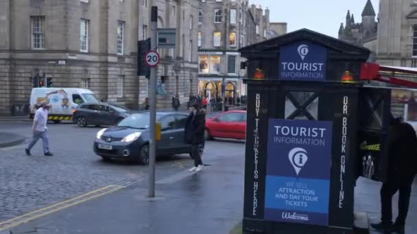 Balcão de informações turísticas em Edimburgo — Vídeo de Stock
