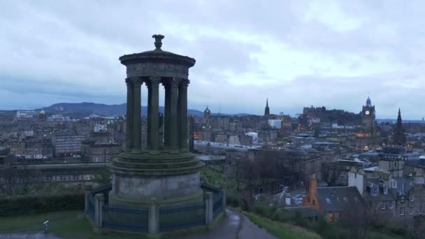 Vista aérea sobre Edimburgo de Calton Hill - EDINBURGH, SCOTLAND - JANEIRO 10, 2020 — Vídeo de Stock