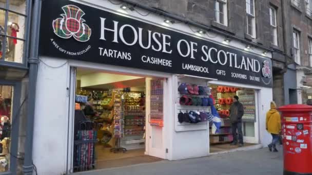 Магазин сувениров Heritage of Scotland в Эдинбурге — стоковое видео