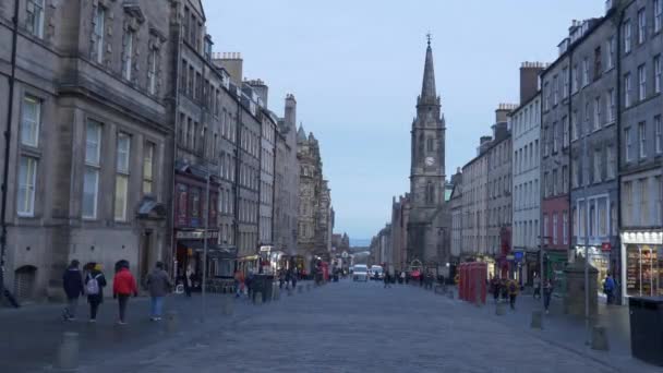 Street view of famous Royal Mile in Edinburgh - EDIMBURGO, ESCOLANDIA - 10 DE ENERO DE 2020 — Vídeos de Stock