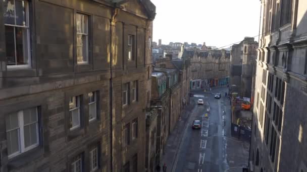 Straßenansicht im historischen Viertel von Edinburgh - EDINBURGH, SCHOTTLAND - 10. JANUAR 2020 — Stockvideo