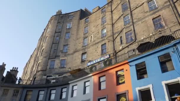 Casas coloridas en Castlehill Edimburgo Escocia - EDIMBURGO, ESCOLANDIA - 10 DE ENERO DE 2020 — Vídeos de Stock