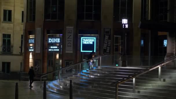 Traverse Theatre in Edinburgh bei Nacht — Stockvideo