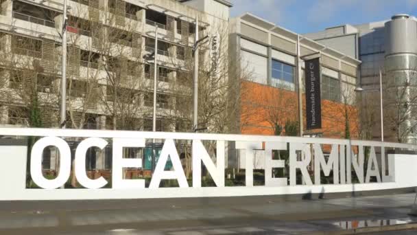 Edinburgh İskoçya 'daki Okyanus Terminali Alışveriş Merkezi - EDINBURGH, SCOTLAND - 10 Ocak 2020 — Stok video