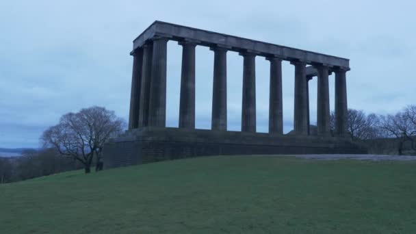 Monumento Nacional en Calton Hill en Edimburgo — Vídeo de stock