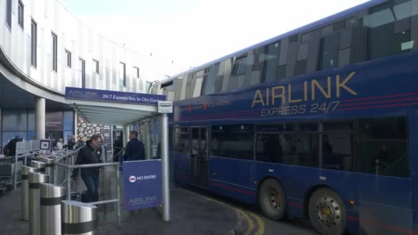 Airlink Express Bus Service am Flughafen Edinburgh - EDINBURGH, SCHOTLAND - 10. JANUAR 2020 — Stockvideo