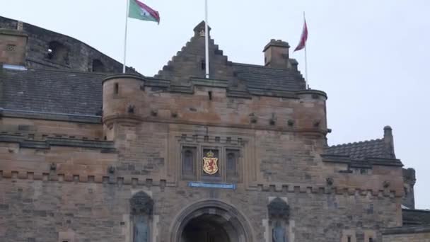 Edinburgh 'un tarihi bölgesinde, Castlehill' deki Edinburgh Şatosu — Stok video