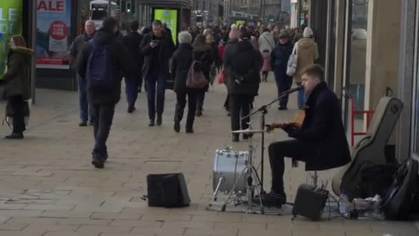 Musicista di strada a Princes Street Edimburgo - EDINBURGH, SCOTLAND - 10 GENNAIO 2020 — Video Stock