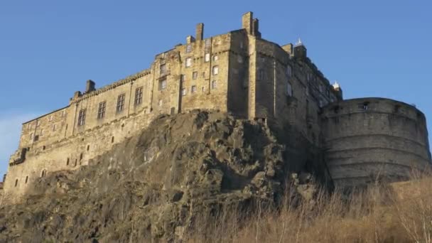 Castlerock 'taki Edinburgh Kalesi. Güneşli bir günde harika bir manzara. — Stok video