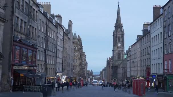 Gatuvy över berömda Royal Mile i Edinburgh - EDINBURGH, SCOTLAND - 10 januari 2020 — Stockvideo