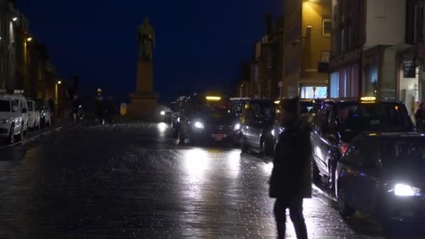 Taxibilar i Edinburgh - EDINBURGH, SCOTLAND - 10 januari 2020 — Stockvideo