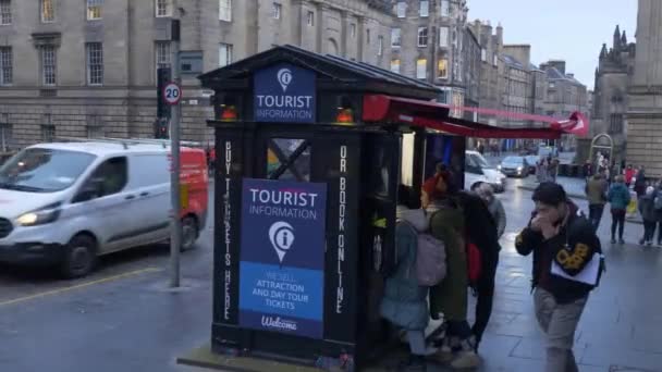 Mostrador de información turística en Edimburgo — Vídeo de stock