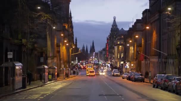 Prachtige Princes Street in Edinburgh 's nachts - Edinburgh, Schotland - 10 januari 2020 — Stockvideo