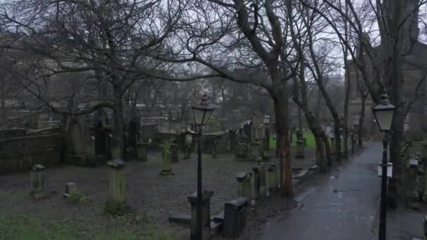 Begraafplaats St Cuthbert Church in Edinburgh - Edinburgh, Schotland - 10 januari 2020 — Stockvideo