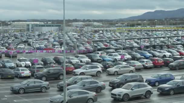 Parkplatz des Flughafens Edinburgh — Stockvideo