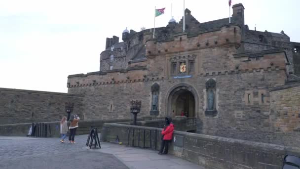 Edinburgh slott på Castlehill i den historiska stadsdelen Edinburgh — Stockvideo