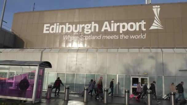 Aeropuerto de Edimburgo en Escocia - EDIMBURGO, ESCOLANDIA - 10 DE ENERO DE 2020 — Vídeo de stock