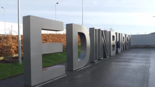 Grandes lettres d'Édimbourg à l'aéroport - EDINBURGH, ÉCOSSE - 10 JANVIER 2020 — Video