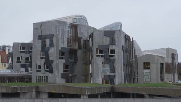 Здание парламента Шотландии в Эдинбурге — стоковое видео