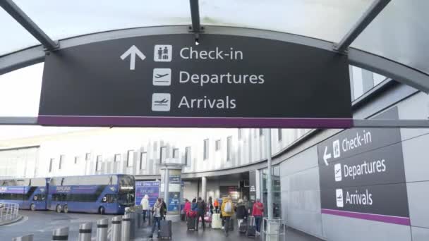 Sinais de direção no Aeroporto de Edimburgo - EDINBURGH, SCOTLAND - JANEIRO 10, 2020 — Vídeo de Stock