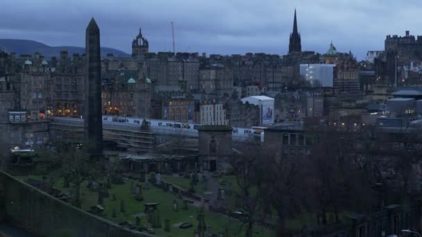 Luchtfoto over Edinburgh van Calton Hill - Edinburgh, Schotland - 10 januari 2020 — Stockvideo