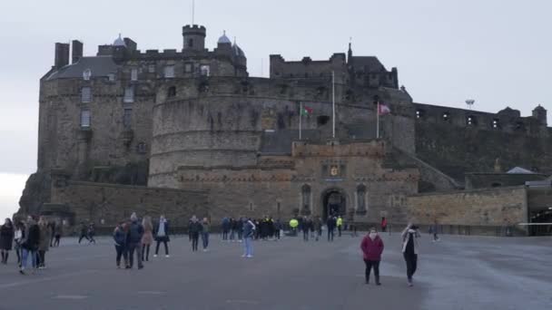 Edinburgh 'un tarihi bölgesinde, Castlehill' deki Edinburgh Şatosu — Stok video