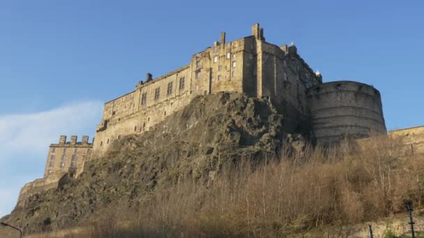 Château d'Édimbourg sur Castlerock - vue imprenable par une journée ensoleillée — Video
