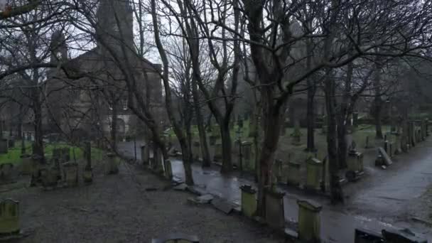 Edinburgh, İskoçya 'daki St. Cuthbert Kilisesi' ndeki mezarlık 10 Ocak 2020 — Stok video