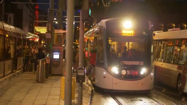 Громадський транспорт в Единбурзі вночі. — стокове відео