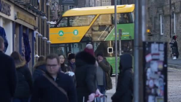 観光客はエジンバラスコットランドのロイヤルマイルを歩く- EDINBURGH, SCOTLAND - 2020年1月10日 — ストック動画