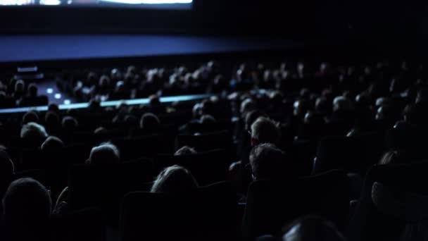 El público en el cine - el cine — Vídeo de stock