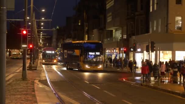 Öffentliche Verkehrsmittel in Edinburgh bei Nacht — Stockvideo