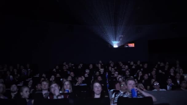 Grande multidão de pessoas em um cinema - SAARLAND, ALEMANHA - JANEIRO 20, 2018 — Vídeo de Stock