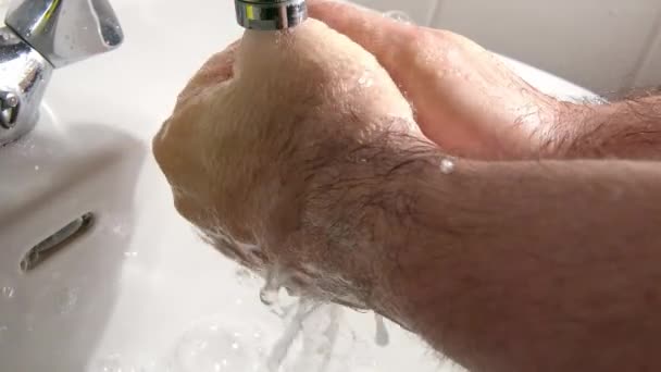 Мытье рук с мылом и пресной водой - во времена вируса Корона Covid-19 — стоковое видео