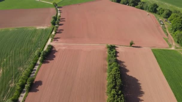 Voo Sobre Fazendas Dia Ensolarado Fotografia Aérea Por Drone — Vídeo de Stock