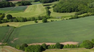 Yukarıdan güzel tarım arazileri - kırsal manzara - İHA 'dan hava fotoğrafçılığı