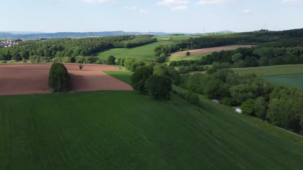 Vuelo Sobre Tierras Agrícolas Día Soleado Fotografía Aérea Por Dron — Vídeo de stock