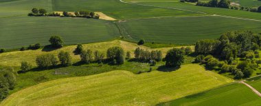 Güneşli bir günde kırsal alan - tarım arazisi