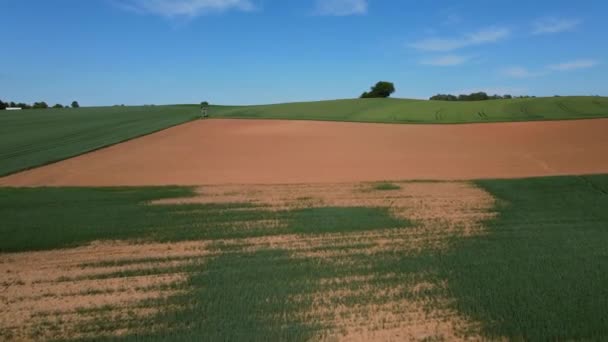 Hermosas tierras de cultivo desde arriba - paisaje rural — Vídeo de stock