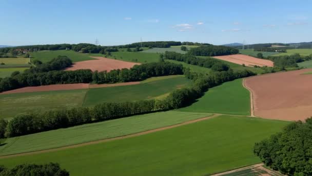 Hermosas tierras de cultivo desde arriba - paisaje rural — Vídeo de stock