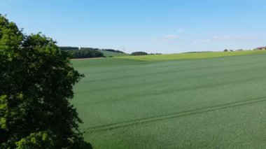 Güneşli bir günde Çiftlik arazileri üzerinde uçuş