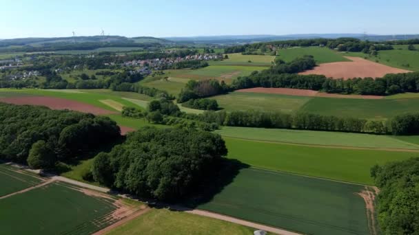 Hermosas tierras de cultivo desde arriba - paisaje rural — Vídeo de stock