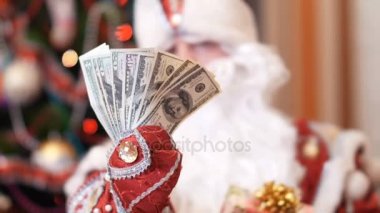 Noel Baba, Noel Baba, babası Don seçer ne para dolar ya da bir Noel hediyesi altın bir yay ile bir renkli kağıt ambalajı içinde olarak Noel ve yeni yıl için bir hediye olarak vermek iyidir