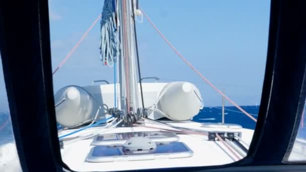 Fronte dello yacht scuote fortemente sulle onde, estate, Mar Mediterraneo — Video Stock